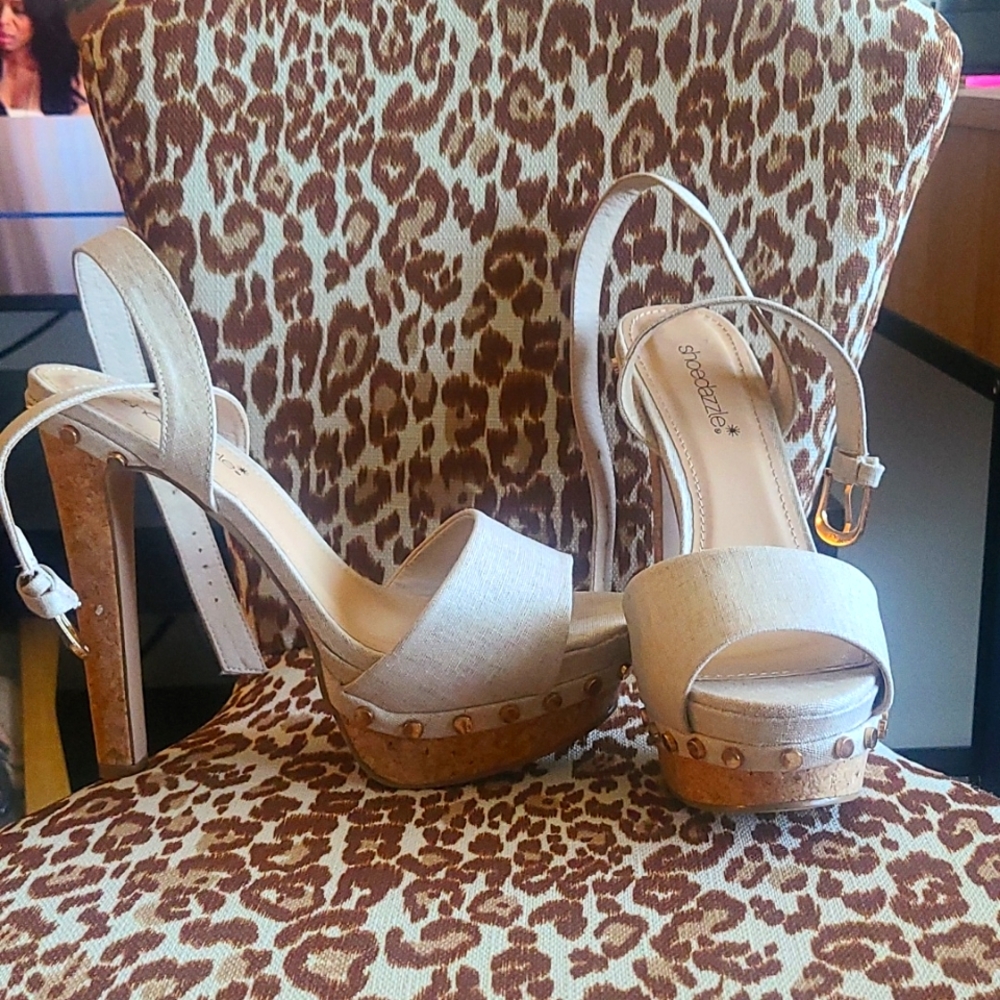 Shoe dazzle 8.5 platform heel